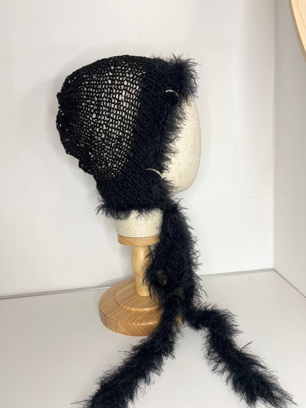(ONE OF A KIND) SEQUIN BLACK PIERCING BONNET