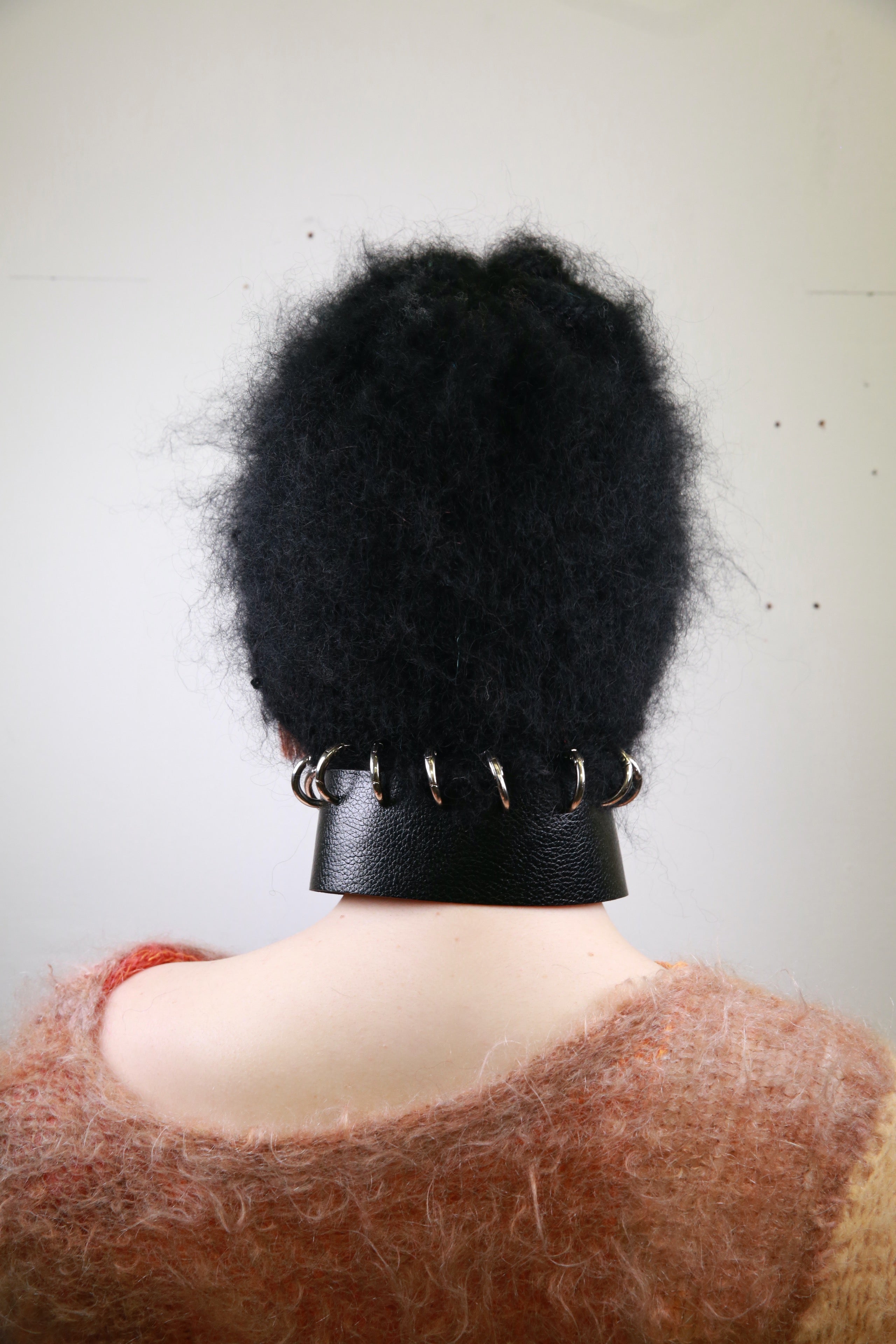BLACK LEATHER PIERCING BONNET
